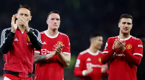 Manchester United players thank the crowd (Reuters)