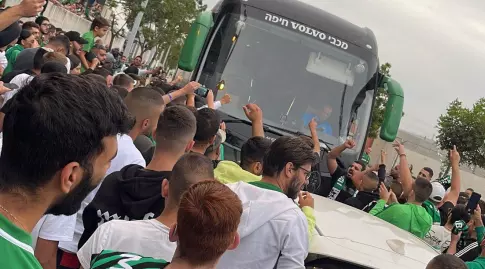 אוהדי מכבי חיפה מחוץ לאצטדיון המושבה (מערכת ONE)