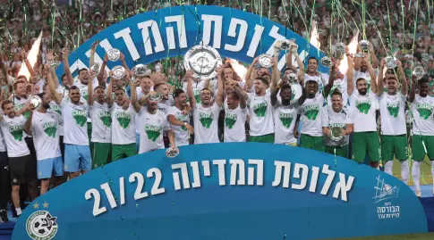 שחקני מכבי חיפה מניפים את צלחת האליפות (עמרי שטיין)