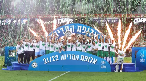שחקני מכבי חיפה מניפים את צלחת האליפות (שחר גרוס)