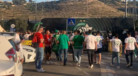 האוטובוס של שחקני מכבי חיפה בדרך לטדי (מערכת ONE)