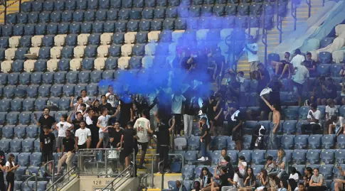 Smoke grenade in the stands (Noam Moreno)