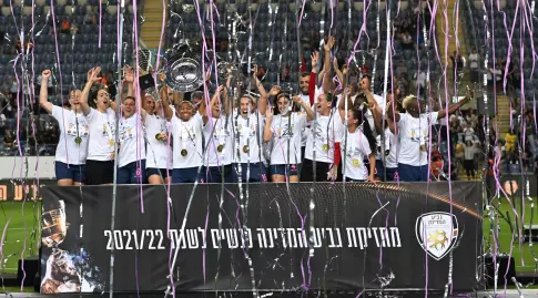 MS Kiryat Gat players win the trophy (Noam Moreno)