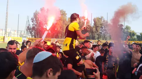 Maccabi Netanya fans swing Omri Gandelman in training (Shahar Gross)